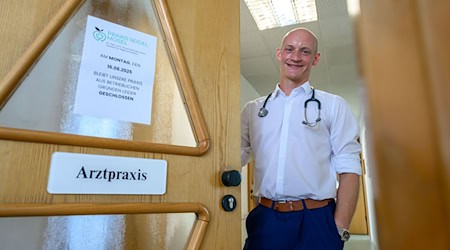 Ahora atiende a pacientes en el distrito moseliano de Zwickau: El médico de cabecera Maximilian Braun / Foto: Hendrik Schmidt/dpa