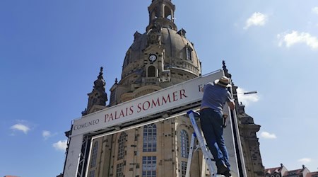 Aufbauarbeiten für das Palais Sommer Festival auf dem Neumarkt