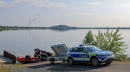 Die Behörden suchen nach einer möglichen Großkatze in der Nähe des Geiseltalsees. / Foto: Jan Woitas/dpa
