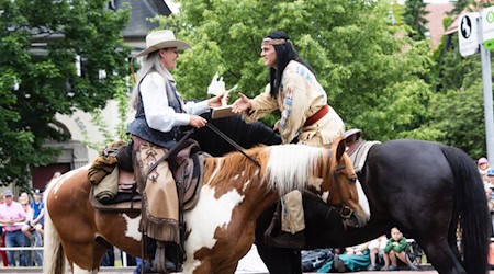 Glückwunsch zum Sieg von Winnetou: Bianka Ziem Sie legten an 21 Reittagen eine Strecke von beeindruckenden 616,3 Kilometern zurück. Foto: Sylvio Dittrich/Stadt Radebeul