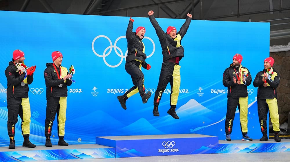 Thorsten Margis (4 por la izquierda) se pasa al equipo Johannes Lochner (i) y compite contra el medallista de oro Francesco Friedrich / Foto: Michael Kappeler/dpa