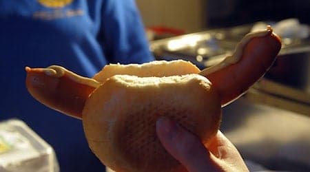 Wegen einer Bockwurst-Bestellung konnte der betrunkene Fahrer gestellt werden. (Symbolbild) / Foto: picture alliance / ZB