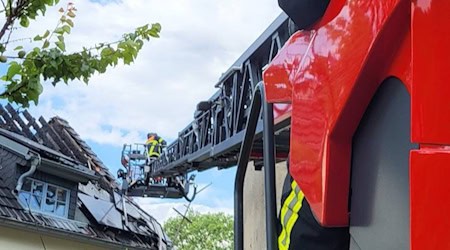 Brand einer Solaranlage auf einem Hausdach in Klipphausen. Fotos: Feuerwehr 