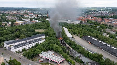 Der Zustand des Gebäudes macht eine schnelle Brandbekämpfung schwierig. / Foto: Robert Michael/dpa