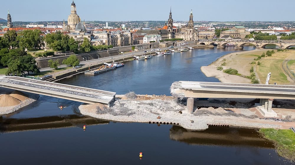 Einstürzende Bauwerke wie die Carolabrücke in Dresden sollen mit einem Forschungsprojekt aus Ilmenau künftig verhindert werden. (Archivfoto) / Foto: Robert Michael/dpa
