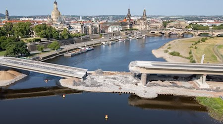 Einstürzende Bauwerke wie die Carolabrücke in Dresden sollen mit einem Forschungsprojekt aus Ilmenau künftig verhindert werden. (Archivfoto) / Foto: Robert Michael/dpa