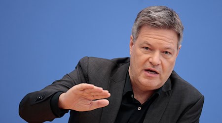 Gegen Robert Habeck (Grüne) ging eine Strafanzeige bei der Staatsanwaltschaft Dresden ein. (Archivbild) / Foto: Carsten Koall/dpa