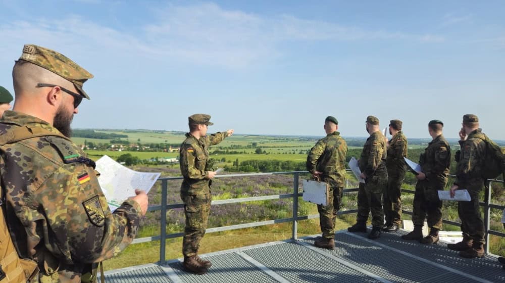 Soldaten bei der Übung oben auf der Müllkippe Gröbern. Foto: Bundeswehr 