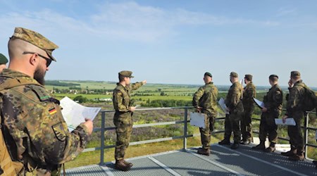 Soldaten bei der Übung oben auf der Müllkippe Gröbern. Foto: Bundeswehr 