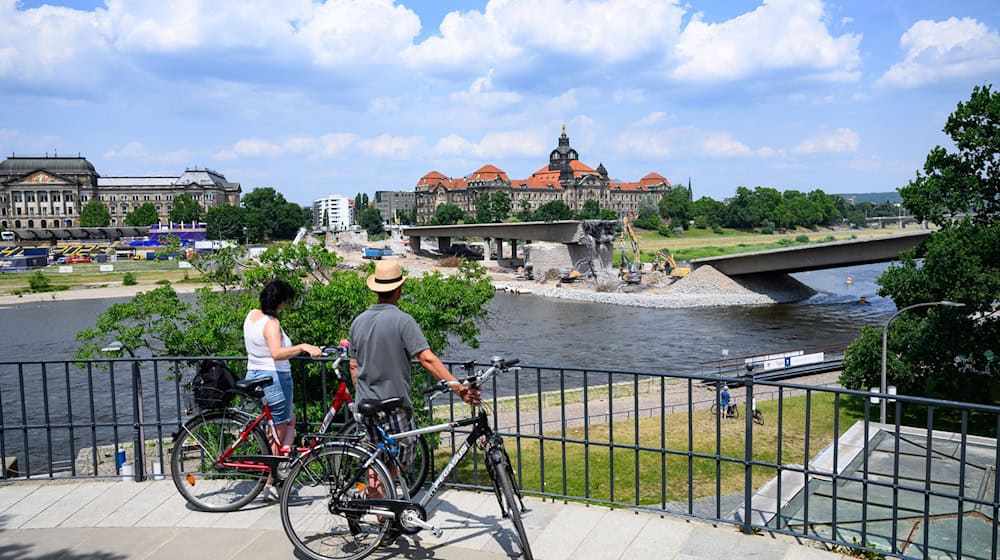 The remains of Dresden's partially collapsed Carola Bridge should be removed by the end of the year. (Archive image) / Photo: Robert Michael/dpa