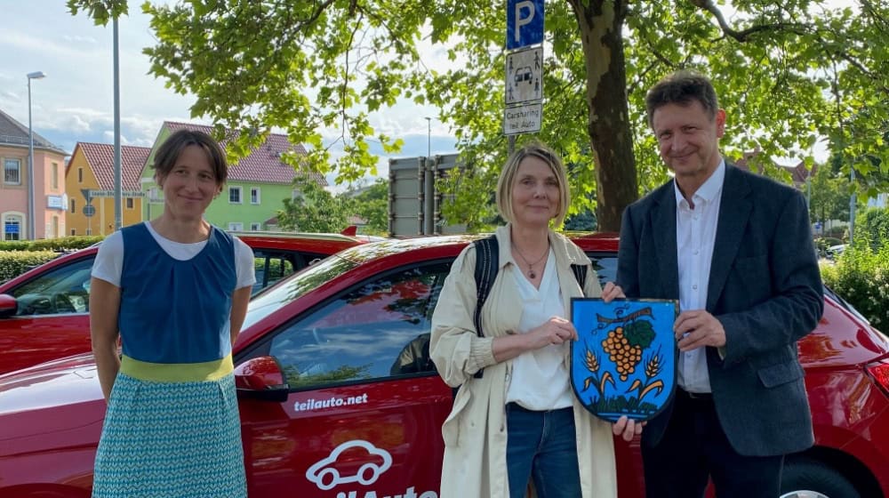 Eröffnung der neuen Carsharing Station an der „Alten Feuerwache“ in Coswig v. l.: Antje Böttcher vom Verein Verkehrswende in Kleinen Städten e.V., Susanne Krüger von der JuCo Soziale Arbeit gGmbH sowie Olaf Lier Fachbereichsleiter Ordnungswesen der Stadt Coswig   Foto: Stadtverwaltung Coswig