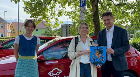 Eröffnung der neuen Carsharing Station an der „Alten Feuerwache“ in Coswig v. l.: Antje Böttcher vom Verein Verkehrswende in Kleinen Städten e.V., Susanne Krüger von der JuCo Soziale Arbeit gGmbH sowie Olaf Lier Fachbereichsleiter Ordnungswesen der Stadt Coswig   Foto: Stadtverwaltung Coswig