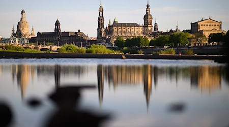 Der Stadt Dresden droht im kommenden Jahr eine erhebliche Finanzierungslücke. (Archivbild) / Foto: Robert Michael/dpa