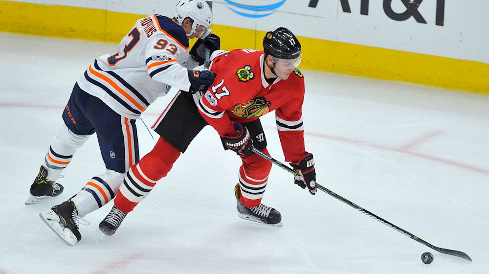 Lance Bouma (d) en los Blackhawks de Chicago en 2017 / Foto: alianza de imágenes / Paul Beaty/AP/dpa