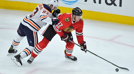 Lance Bouma (r.) im Jahr 2017 für die Chicago Blackhawks. / Foto: picture alliance / Paul Beaty/AP/dpa