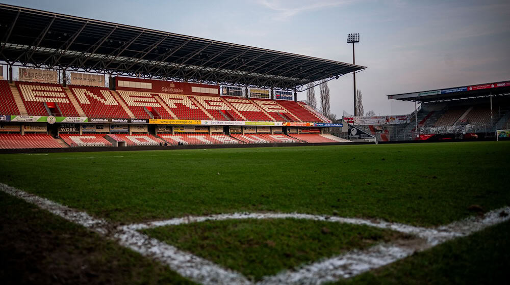 Des LEAG Energie Stadion in Cottbus kann mit Fördermitteln saniert werden. / Foto: Julius Frick/dpa