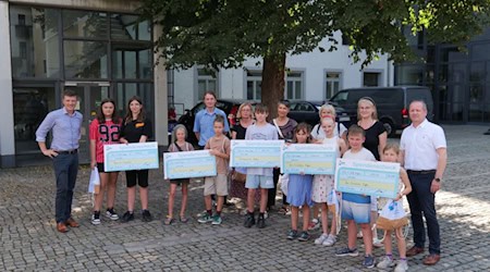  Die Gewinner des Energiesparwettbewerbs 2024: Schülerinnen und Schülern der Pestalozzi-OS, der Freien Werkschule, der Kalkberg GS, der Arita-GS, der Afra-GS. Foto: Stadt Meißen
