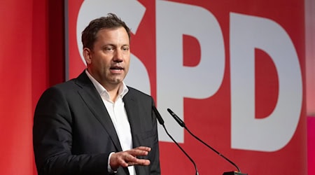 SPD-Chef Klingbeil spricht auf dem Parteitag in Dresden. / Foto: Sebastian Kahnert/dpa