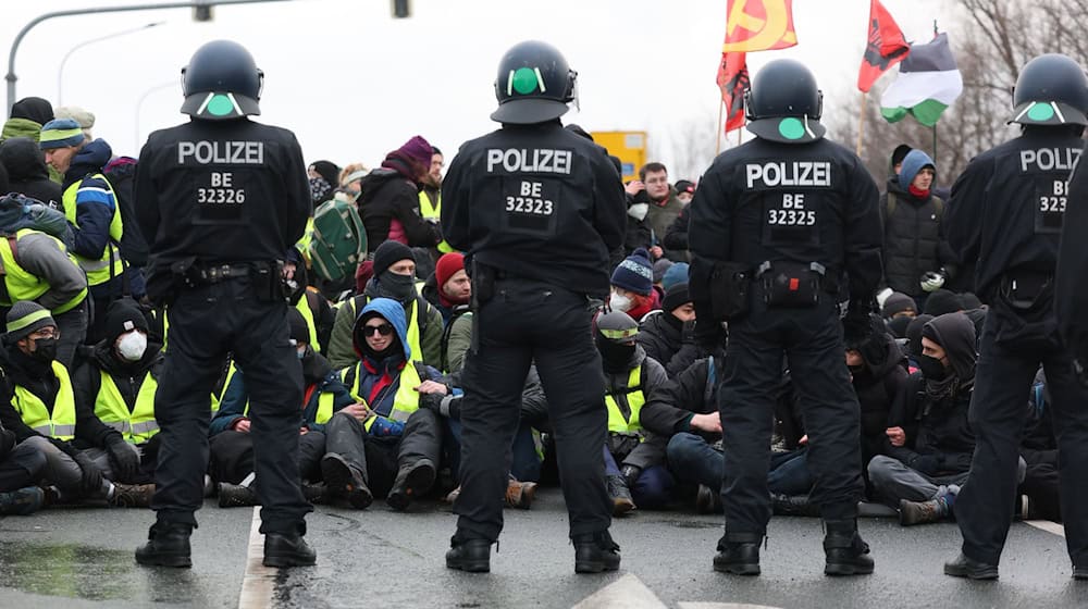 Rund 10.000 Menschen protestierten im Januar gegen den Parteitag der AfD in Riesa. (Archivbild) / Foto: Jan Woitas/dpa