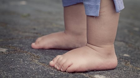 Symbolbild Kind eingeschlossen / pixabay FeeLoona