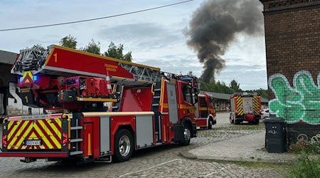 Feuerwehr Leiterwagen Dresden Brand Leipziger Vorstadt (Bild: Thomas Wolf)
