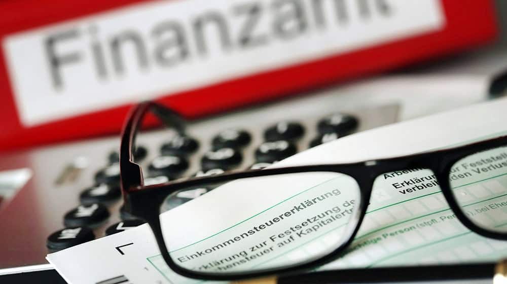 Financne zarjady w Sakskej trjebaja přerěznje 46 dnjow k wobdźěłanju dawkowych wozjewjenjow. (Symbolbild) / Foto: Oliver Berg/dpa