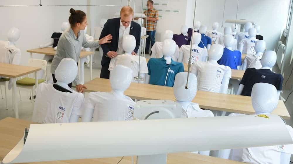 Aufblasbare Puppen statt Schüler: In einem Labor in Leipzig wird derzeit untersucht, ob und wie UV-C-Strahlung die Belastung von Krankheitserregern verringern kann. / Foto: Waltraud Grubitzsch/dpa