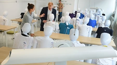 Aufblasbare Puppen statt Schüler: In einem Labor in Leipzig wird derzeit untersucht, ob und wie UV-C-Strahlung die Belastung von Krankheitserregern verringern kann. / Foto: Waltraud Grubitzsch/dpa