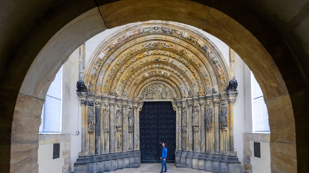 Die Goldene Pforte des Freiberger Doms. Mit Konzerten, Führungen und Andachten feiert die Domgemeinde das 800. Jubiläum des spätromanischen Meisterwerkes.  / Foto: Hendrik Schmidt/dpa