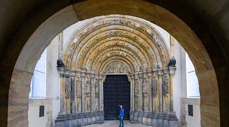 Die Goldene Pforte des Freiberger Doms. Mit Konzerten, Führungen und Andachten feiert die Domgemeinde das 800. Jubiläum des spätromanischen Meisterwerkes.  / Foto: Hendrik Schmidt/dpa