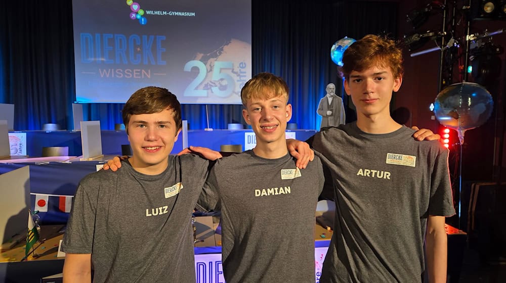 Echte Auskenner we wěcach zemjepisa: Luiz Loewenstein z Hamburga (městno 3, l-r), Damian Schillinger z Badensko-Württembergskeje (městno 1) a Artur Richter ze Sakskeje (městno 2). / Foto: Christian Brahmann/dpa