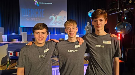 Echte Auskenner in Sachen Erdkunde: Luiz Loewenstein aus Hamburg (Platz 3, l-r), Damian Schillinger aus Baden-Württemberg (Platz 1) und Artur Richter aus Sachsen (Platz 2). / Foto: Christian Brahmann/dpa