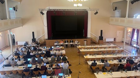 Blick in den Kreistag am Donnerstag in der Börse Coswig. Mit leeren Reihen der AfD, die die Sitzung aus Protest verlassen hat. Foto: Mallek 