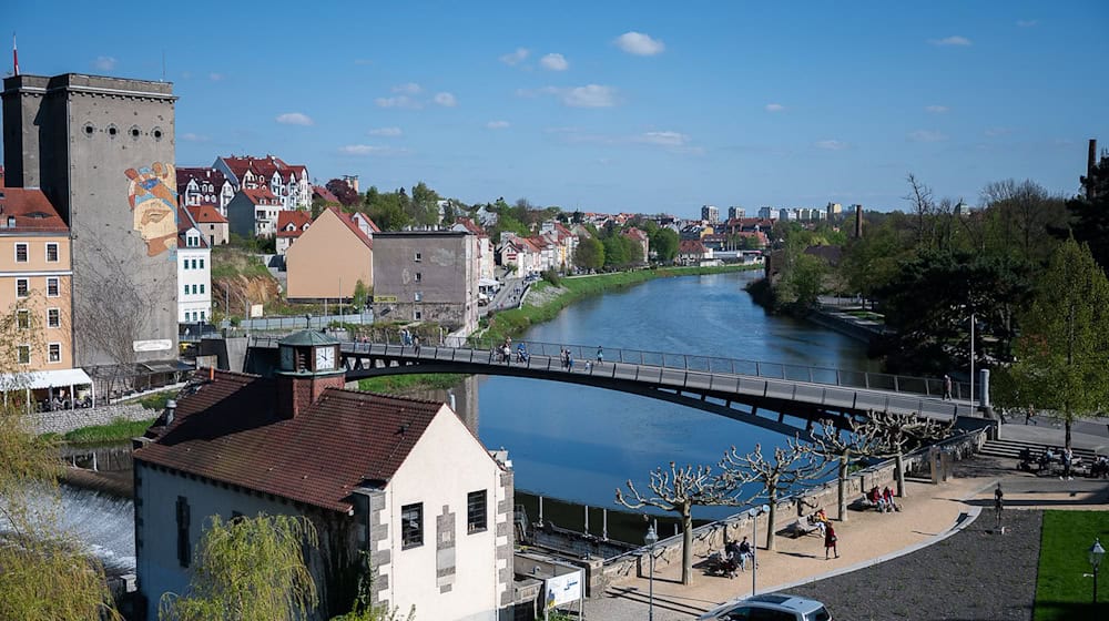 Einmal im Jahr treffen sich die Stadträte von Görlitz und Zgorzelec zu einer gemeinsamen Sitzung. Dieses Mal geht es um die zweite Phase des Brückenpark-Projekts beider Städte. (Archivbild) / Foto: Paul Glaser/dpa