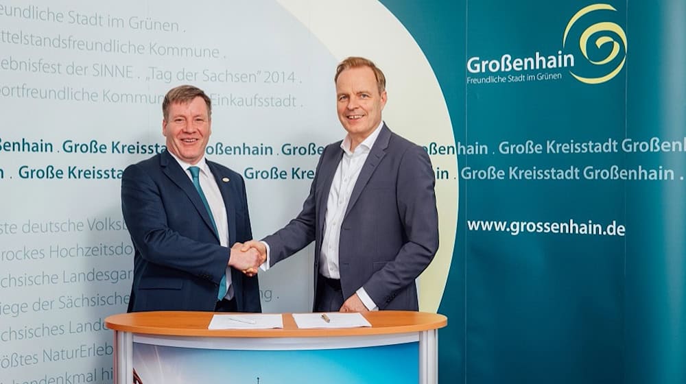 Großenhain OB Sven Mißbach (l.) und Sachsen-Energie-Chef Frank Brinkmann nach der Vertragsunterzeichnung. Foto: Sachsen-Energie