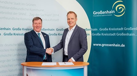 Großenhain OB Sven Mißbach (l.) und Sachsen-Energie-Chef Frank Brinkmann nach der Vertragsunterzeichnung. Foto: Sachsen-Energie
