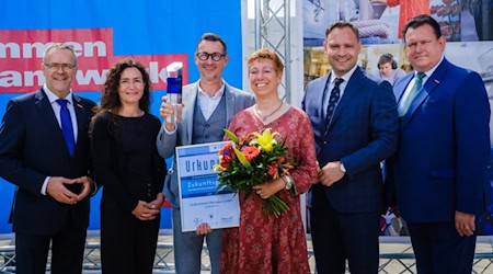 Das Siegerfoto: v.l.n.r.Jörg Dittrich, Präsident der Handwerkskammer Dresden Constanze Geiert, Sächsische Staatsministerin der Justiz Hendrik Schütze, Geschäftsführer Großenhainer Ofenbauer GmbH Steffi Schütze, Großenhainer Ofenbauer GmbH Alexander Dierks, Präsident des Sächsischen Landtags Andreas Brzezinski, Hauptgeschäftsführer der Handwerkskammer Dresden. Foto: Andre Wirsig/Handwerkskammer Dresden