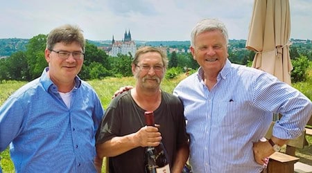 Schloss Proschwitz-Inhaber Dr. Georg Prinz zur Lippe und Weingutsleiter Björn Probst bei der Verabschiedung des Mitarbeiters Günter Henschel. Foto: Friederike Wannrich
