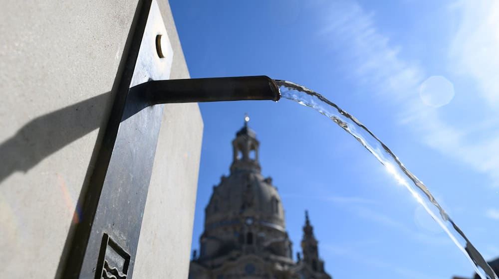 Drinking water is a central point in heat protection measures. (Archive image) / Photo: Robert Michael/dpa