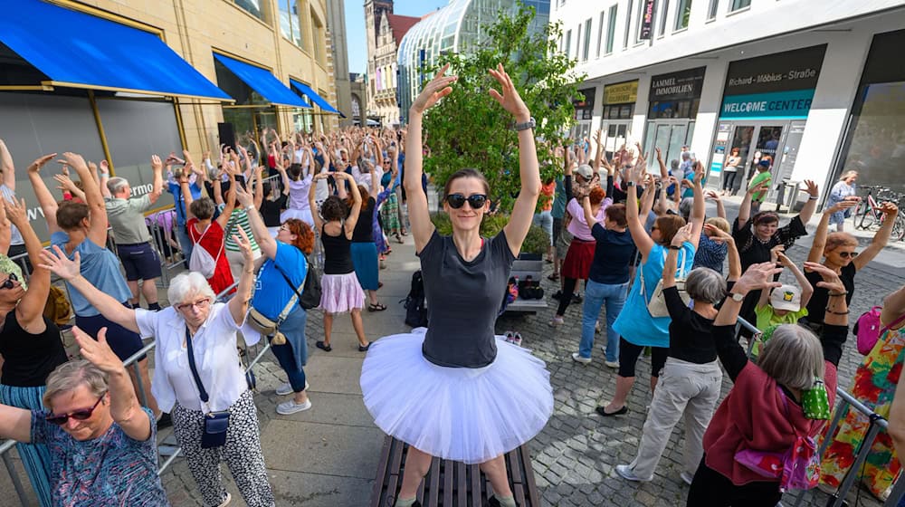 Tanzen unter freiem Himmel: Hunderte beteiligten sich in der Kulturhauptstadt Chemnitz am Guinness-Weltrekord-Versuch der größten und am längsten tanzenden Ballettklasse. / Foto: Hendrik Schmidt/dpa