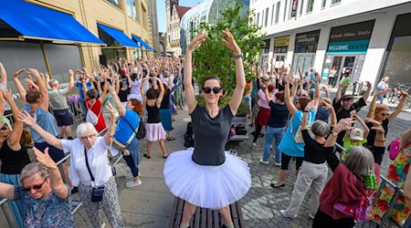 Tanzen unter freiem Himmel: Hunderte beteiligten sich in der Kulturhauptstadt Chemnitz am Guinness-Weltrekord-Versuch der größten und am längsten tanzenden Ballettklasse. / Foto: Hendrik Schmidt/dpa
