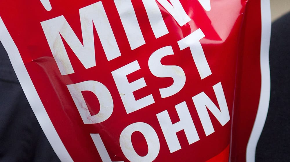 Die IHK sieht eine Anhebung des Mindestlohns kritisch (Symbolbild) / Foto: Jens Wolf/dpa