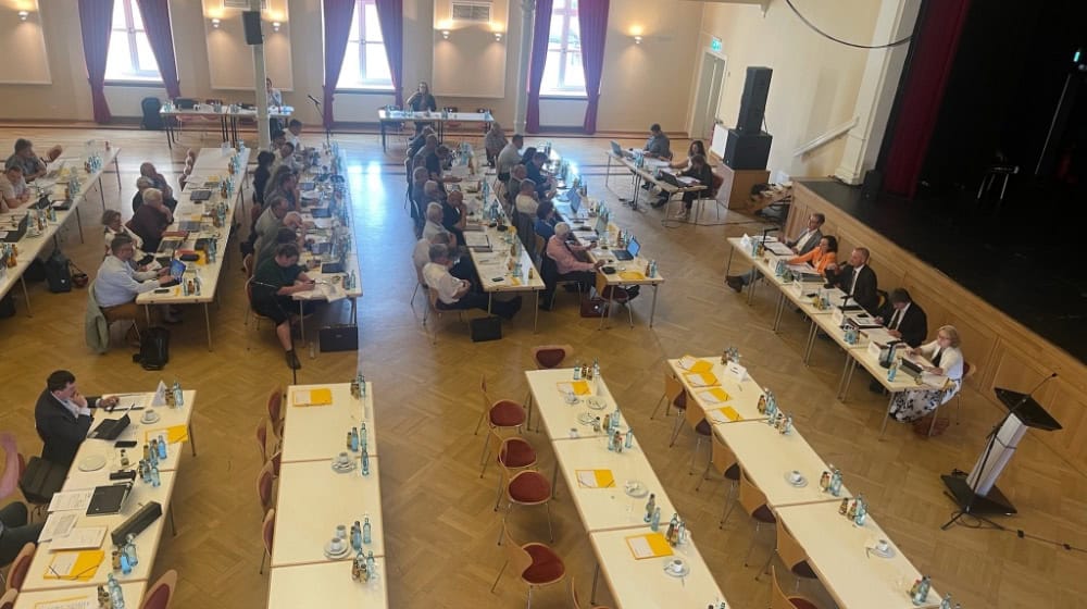Leere Bänke in der Börse Coswig. Die AfD-Fraktion verließ die Kreistagssitzung am Donnerstag. Foto: Mallek