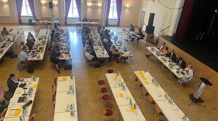 Leere Bänke in der Börse Coswig. Die AfD-Fraktion verließ die Kreistagssitzung am Donnerstag. Foto: Mallek