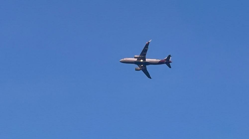 Der Airbus im Tiefflug über den Dresdner Norden. Foto: Mallek