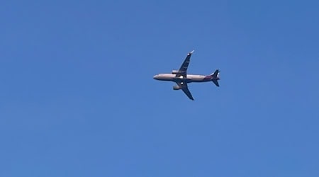 Der Airbus im Tiefflug über den Dresdner Norden. Foto: Mallek