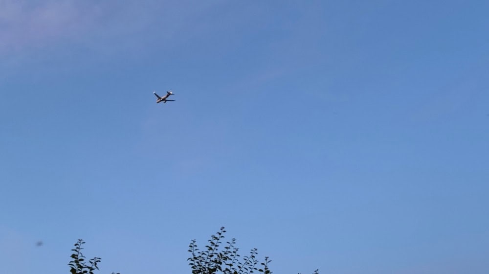 Der Eurowings-Airbus in unter 500 Meter Höhe am Dienstag über Langebrück. Foto: Ulf Mallek