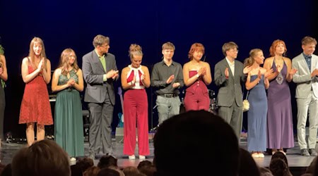 Die Abiturienten auf der Bühne des Theaters. Foto: Ulf Mallek