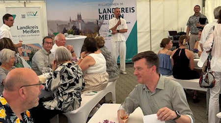 Sommerfest des Landrates Ralf Hänsel (hinten) am 22. Juni in Tauscha. Vorn Meißens OB Olaf Raschke und Bürgermeister Markus Renner im Gespräch. Foto: Ulf Mallek