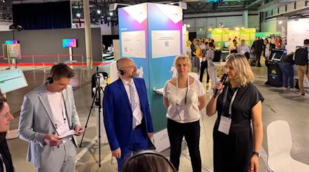 Die Chefin der Radebeuler Sofware-Firma Semodia GmbH Anna Menschner (r.) im Gespräch mit Staatssekertär Thomas Kralinski. Foto: Ulf Mallek